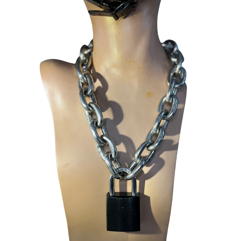 Heavy Chain Choker on Mannequin head