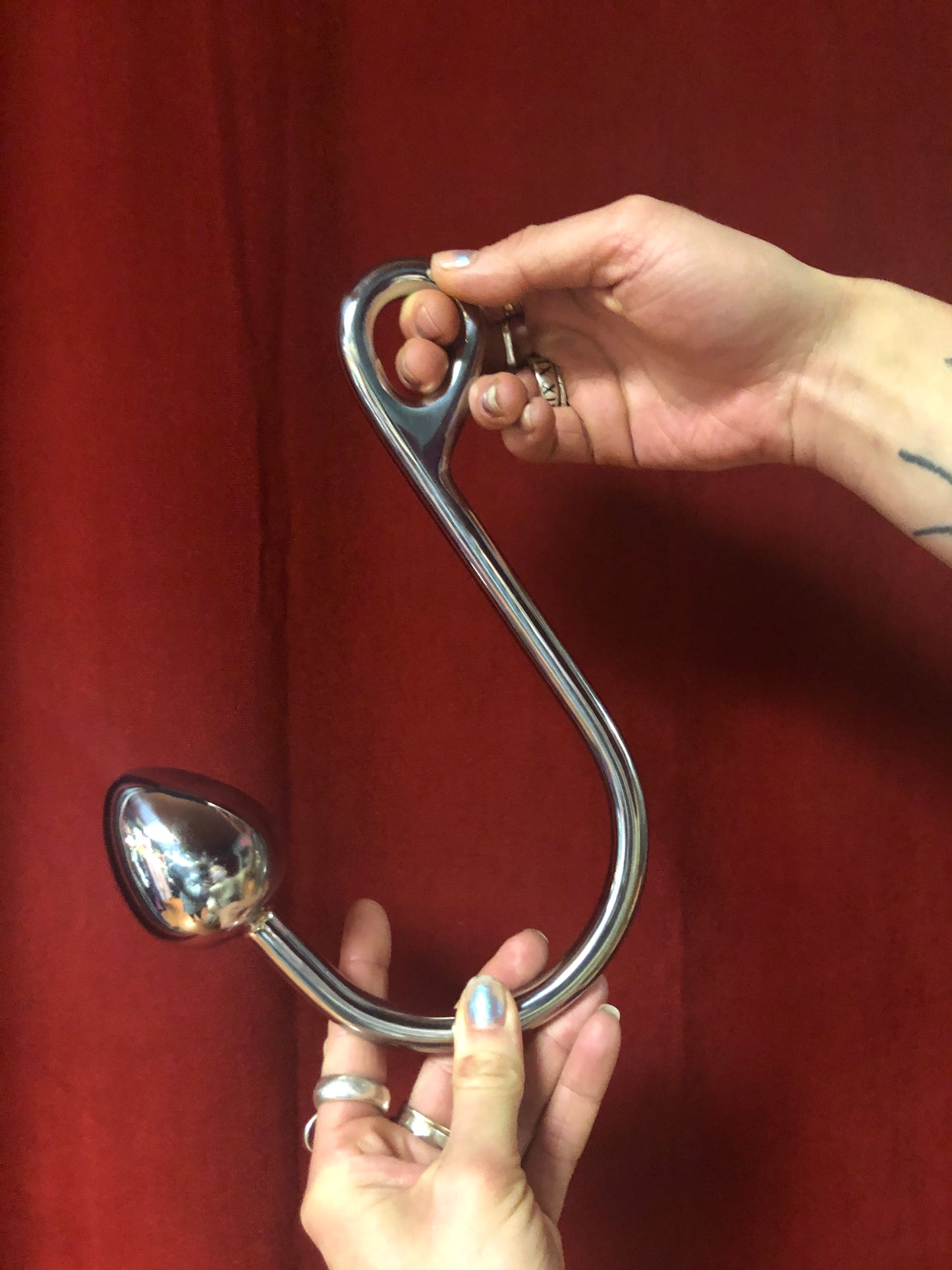 Large egg with regular loop anal hook.