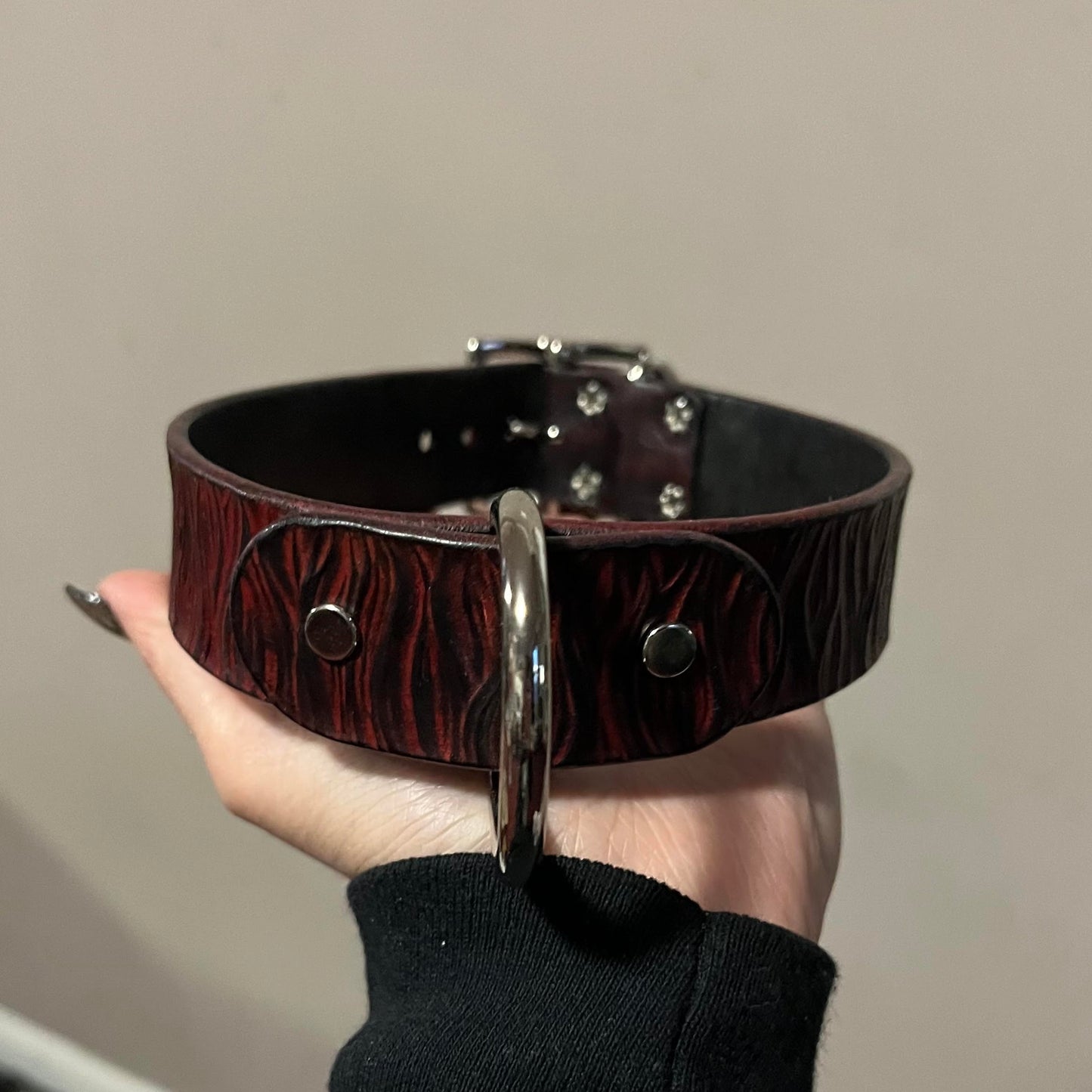 model hand holding collar, front o-ring