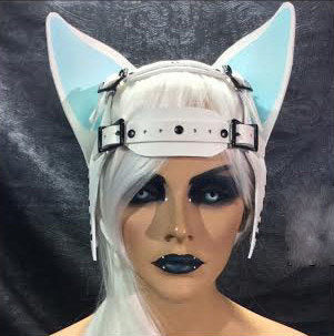 The front of the white and blue Kitty Head Harness.