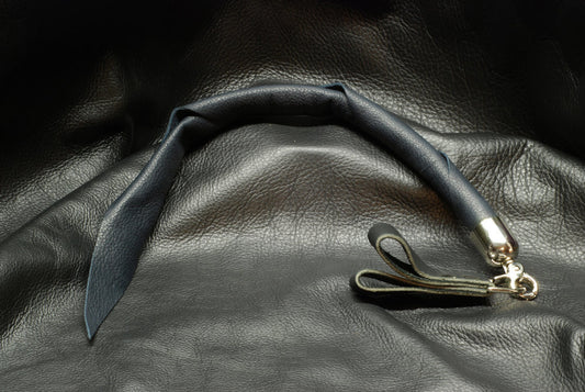 The black Whiplet Mini Dragontail with sturdy swiveling trigger snap and finger handles.