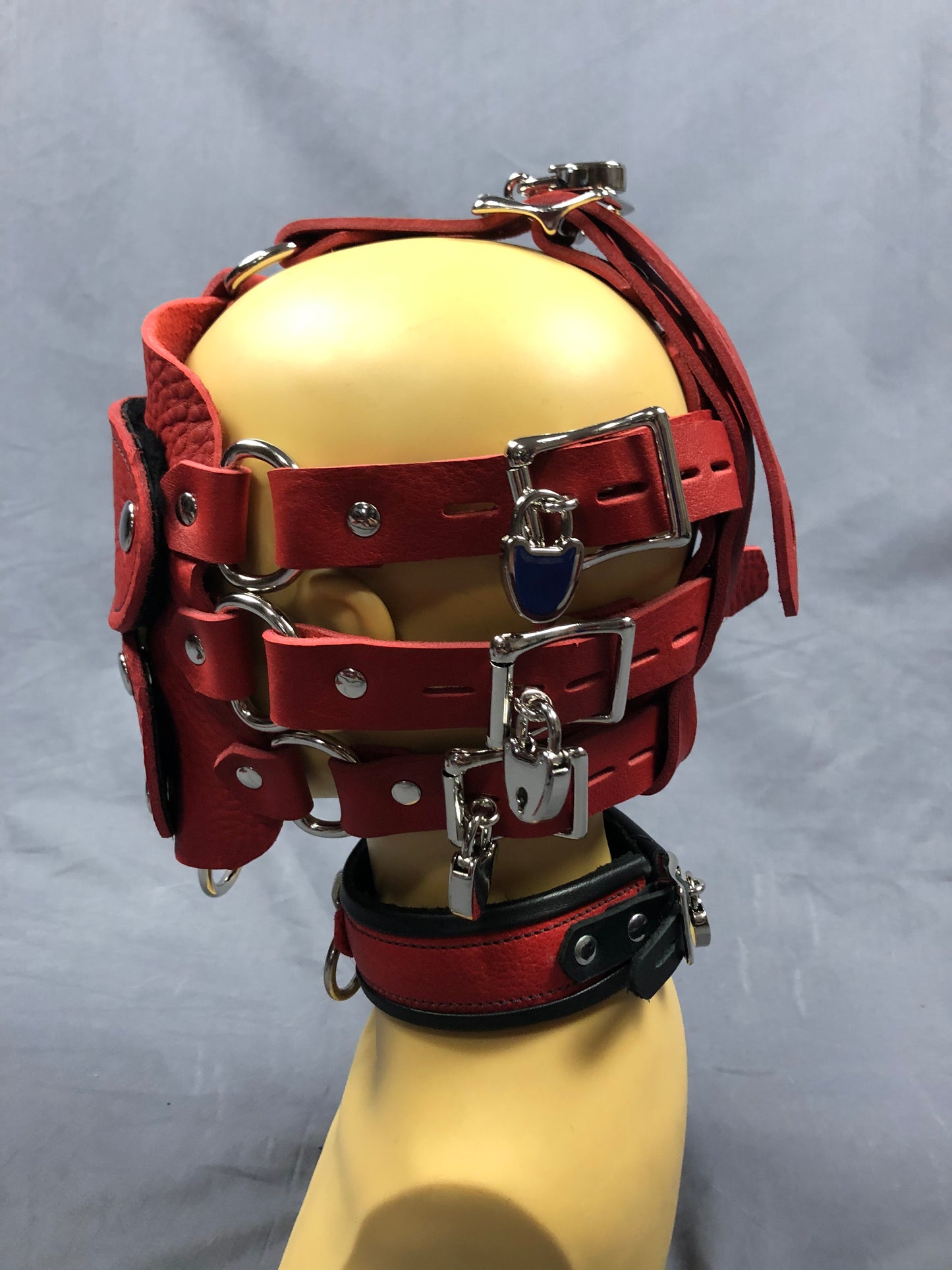 Bullhide  head harness with locks on of red bullhide head harness.