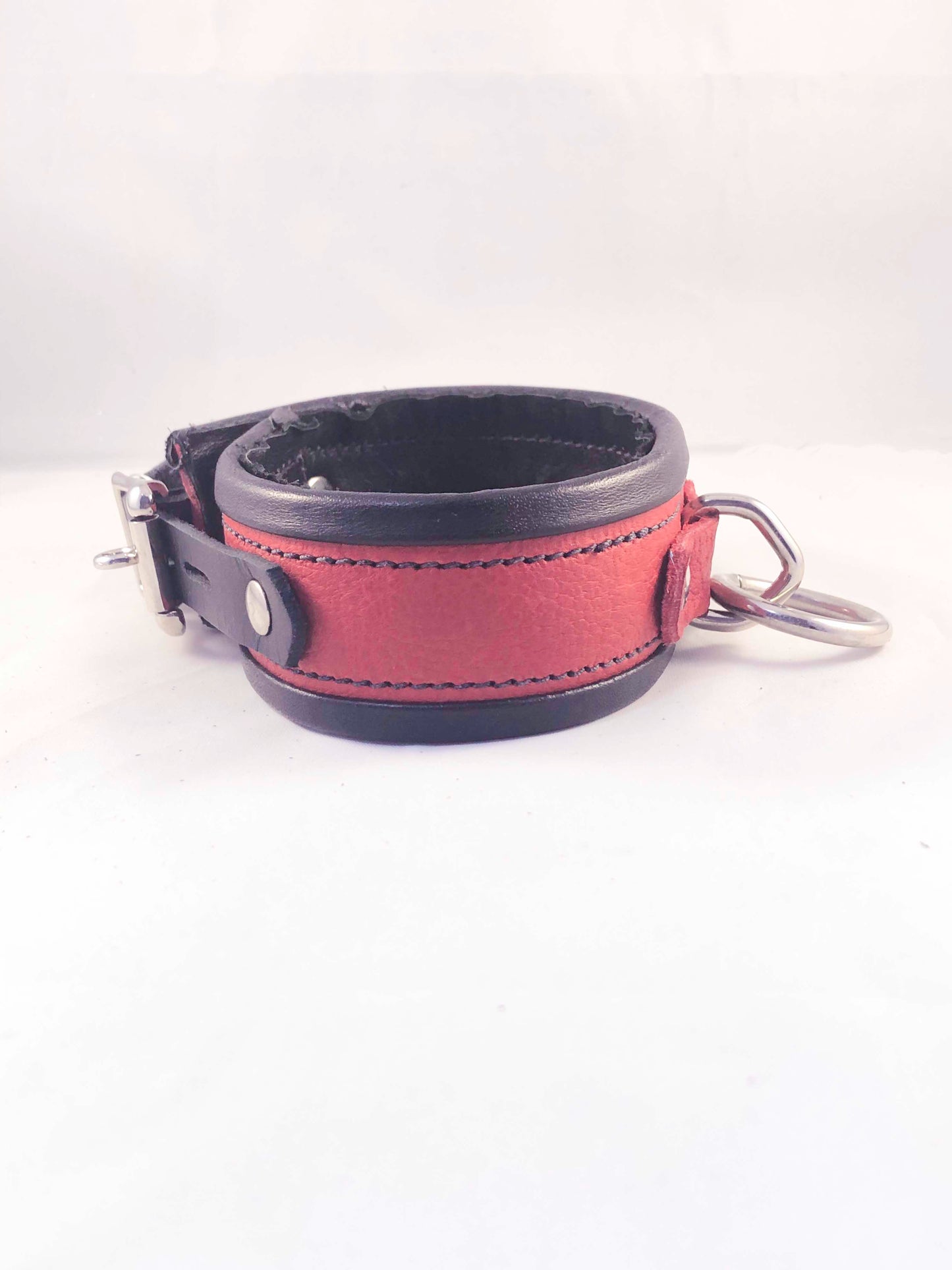 Red collar, side.