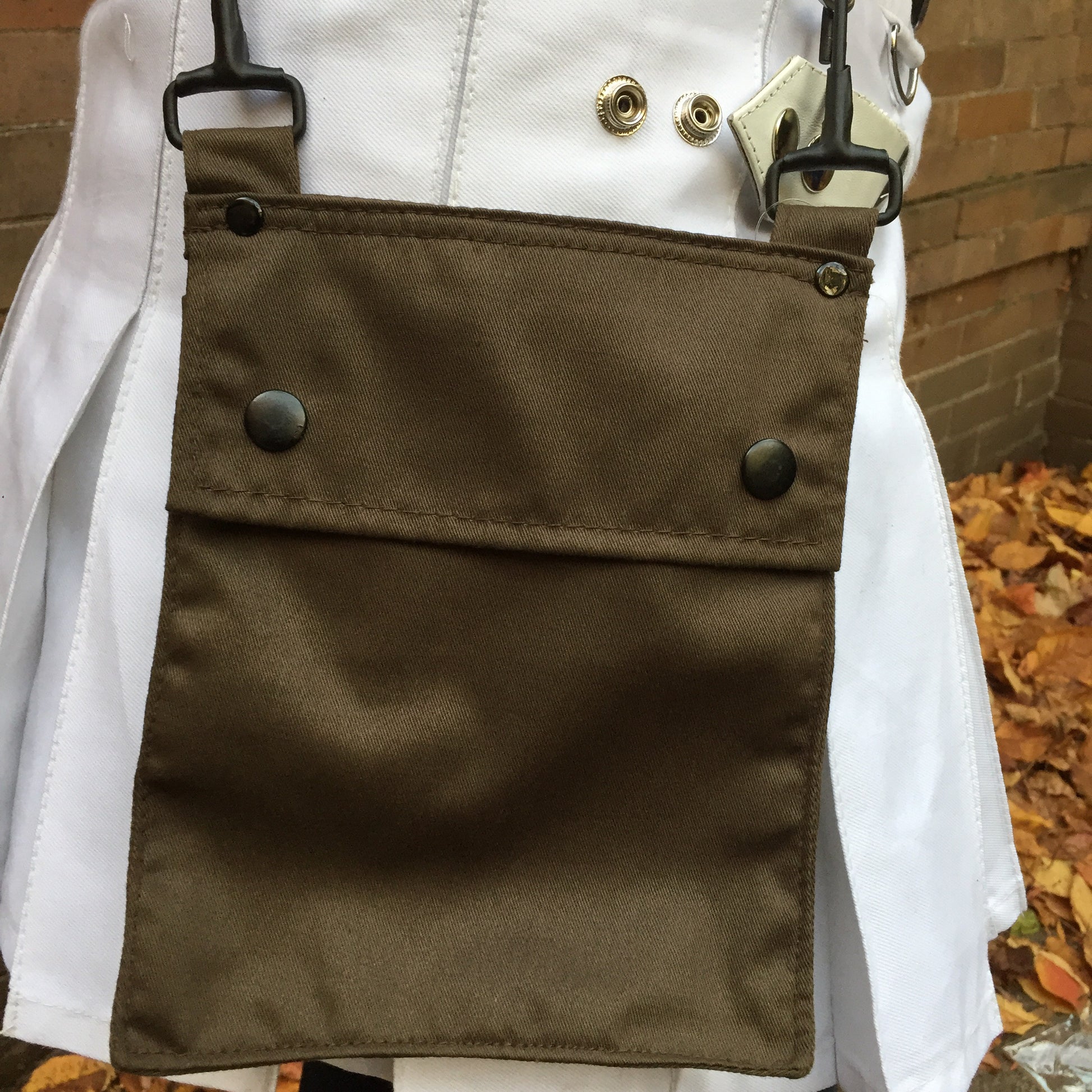 A model wearing the green Detachable Pocket for Heritage Kilt hooked to their kilt D-rings.