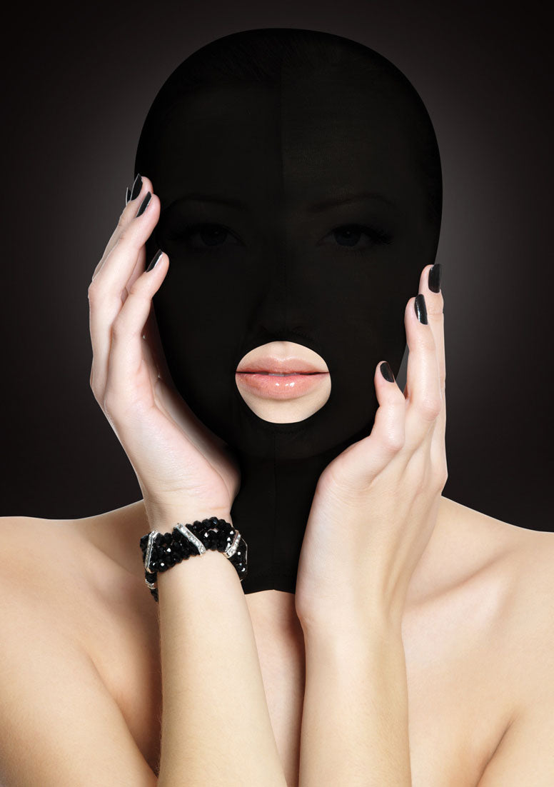 A model wearing the black Submission Mask.