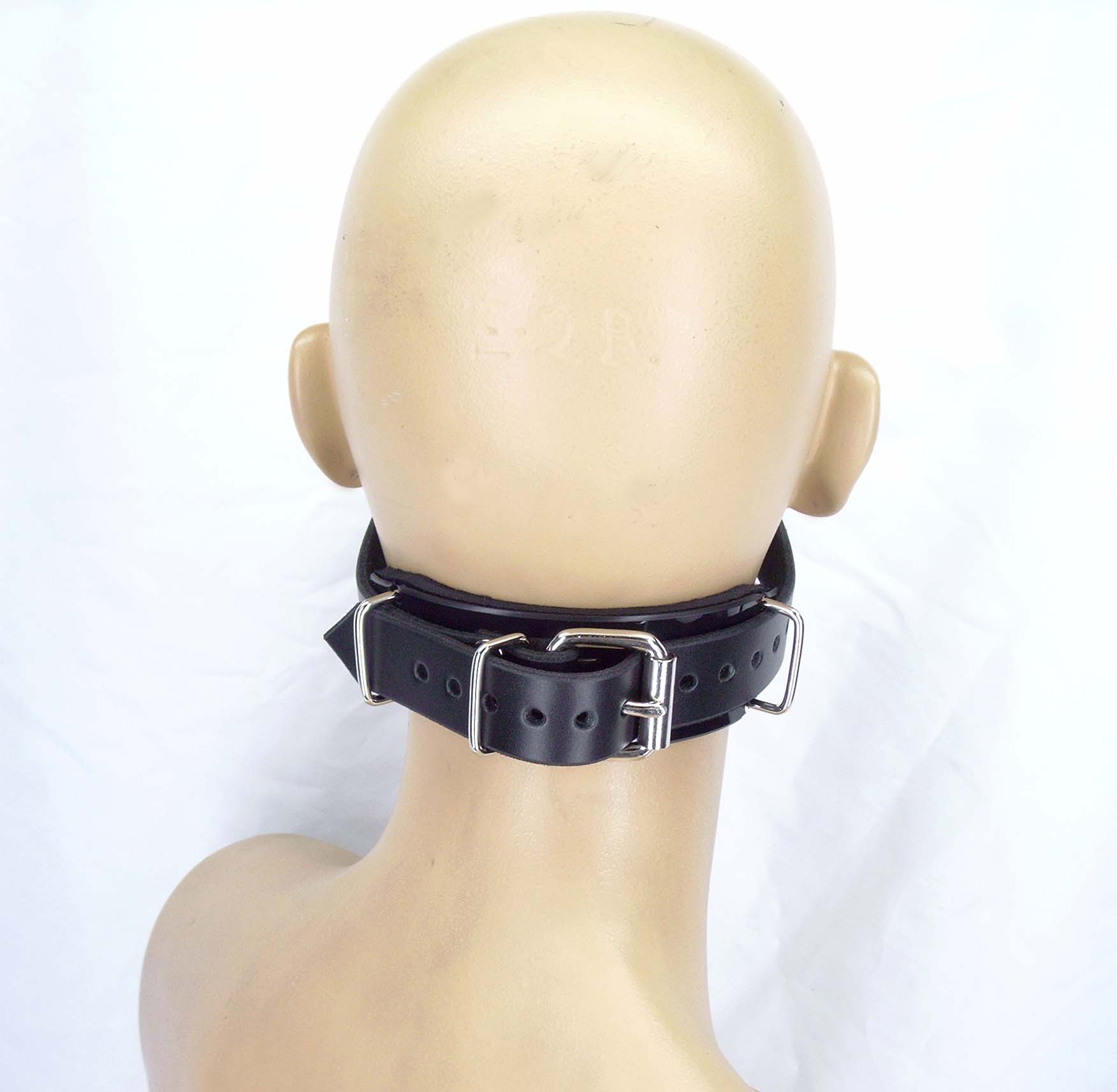 The back of the comfort back O-ring gag on a mannequin head.