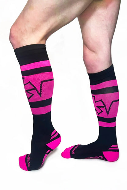 Pocket sock in neon pink on male model side view