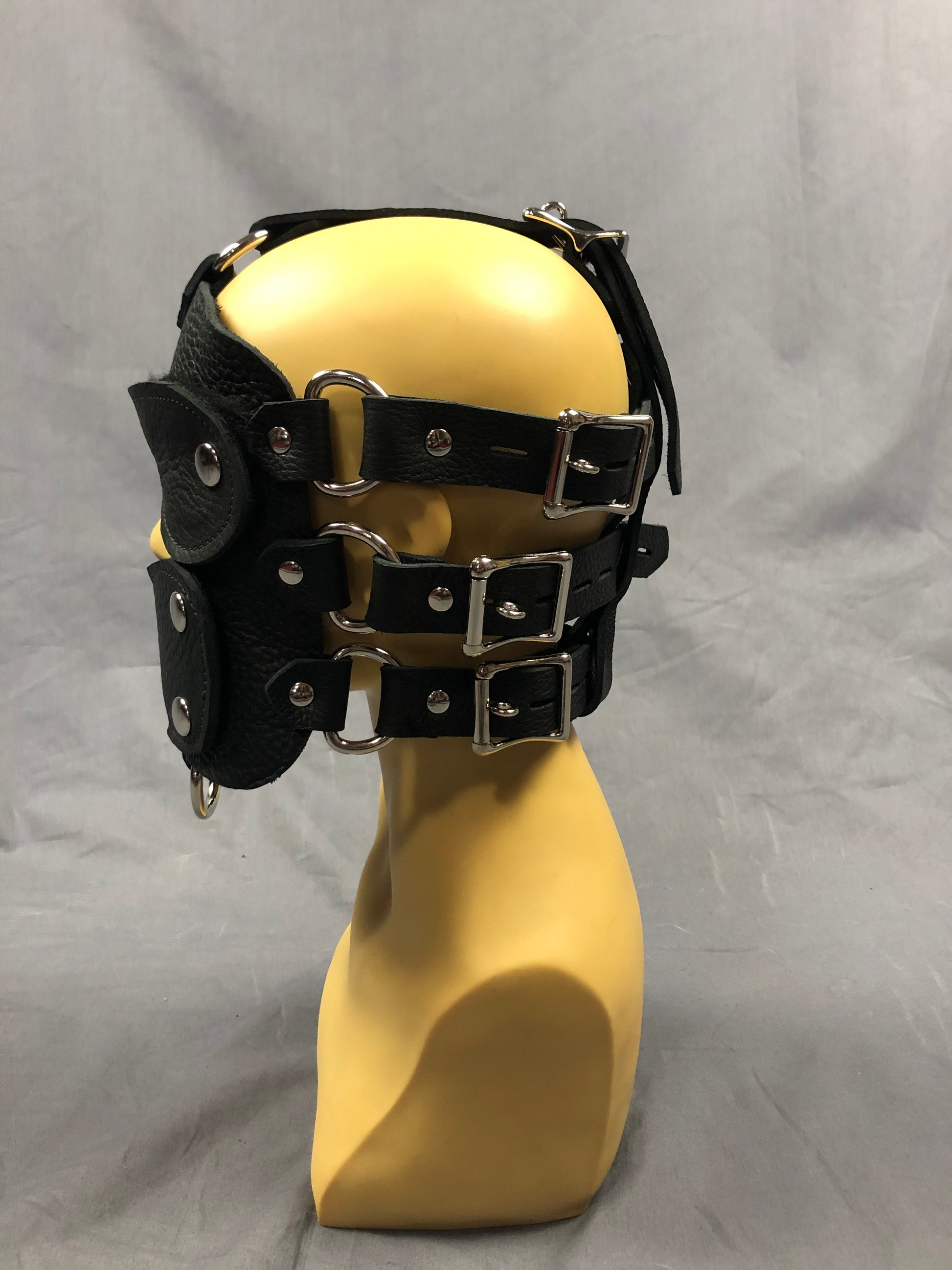 Side buckle view of black bullhide head harness.