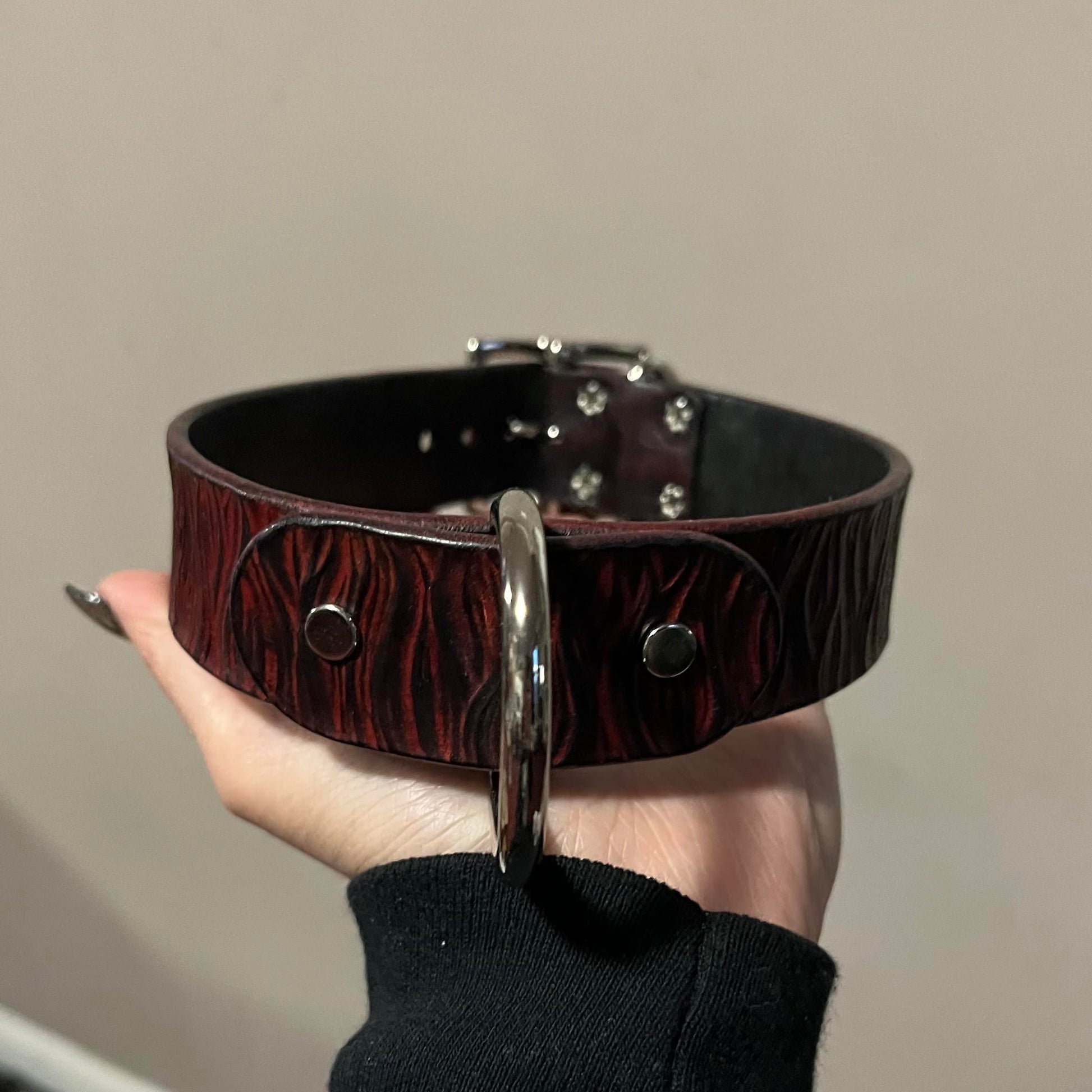 model hand holding collar, front o-ring