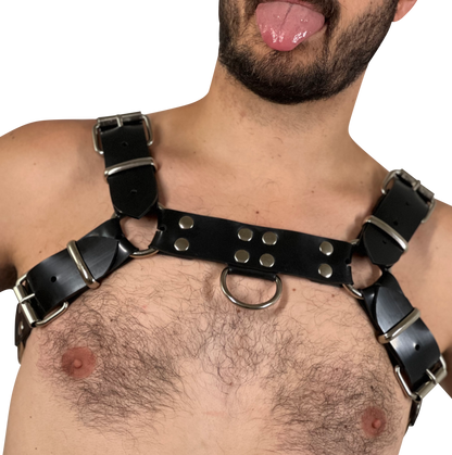A model presenting the front of the Rubber Bulldog Harness.
