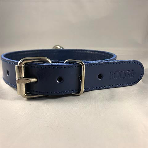 Back buckle closure of blue rouge leather collar.