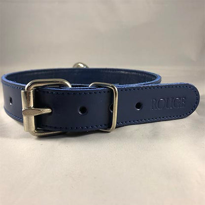 Back buckle closure of blue rouge leather collar.