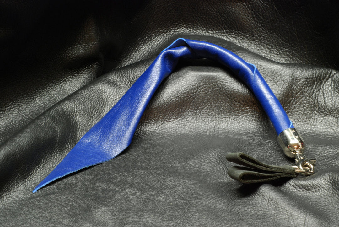 The blue Whiplet Mini Dragontail with sturdy swiveling trigger snap and finger handles.
