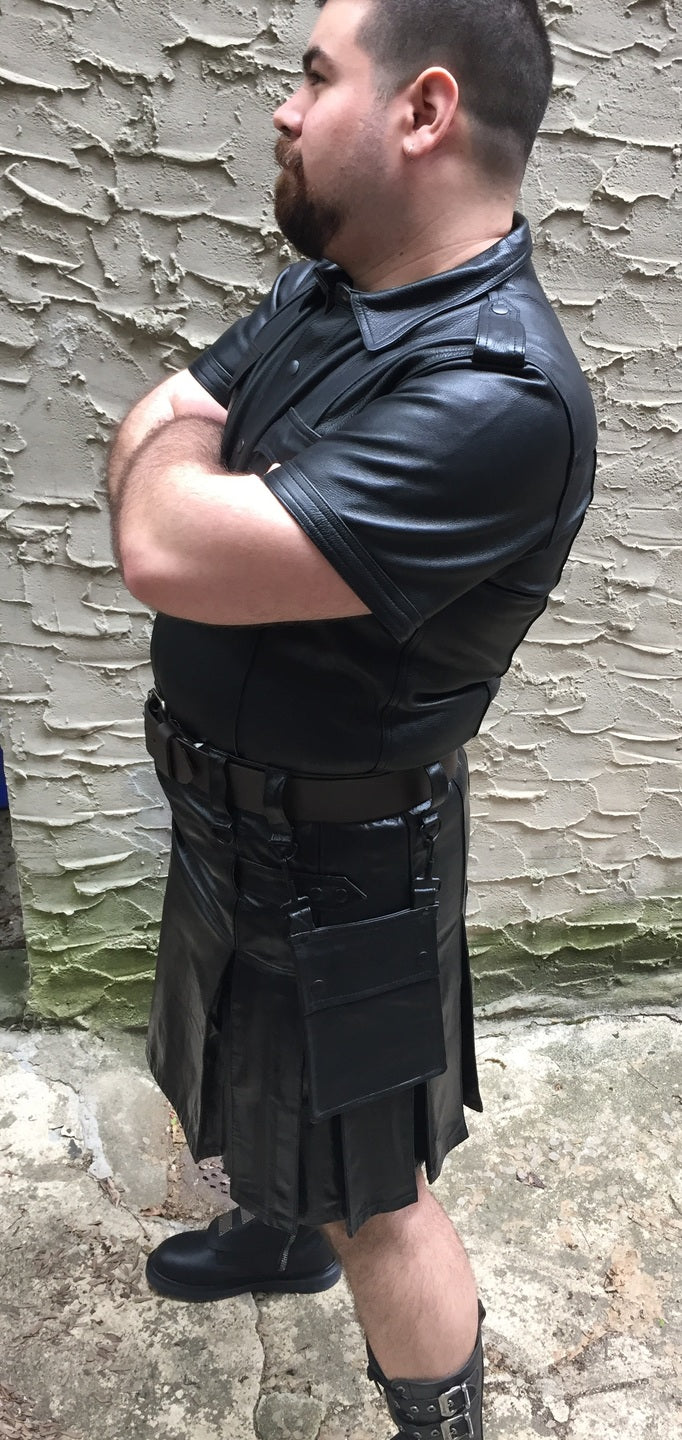 A model wearing the black Cowhide Detachable Pocket for Heritage Kilt.