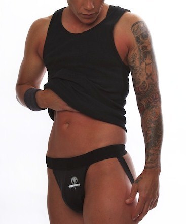 A model wearing the Pete Freestyle Packing Harness.