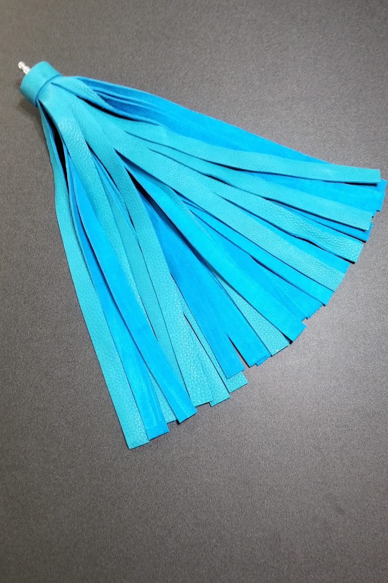 The turquoise Unique Kink Deerskin Flogger Head.
