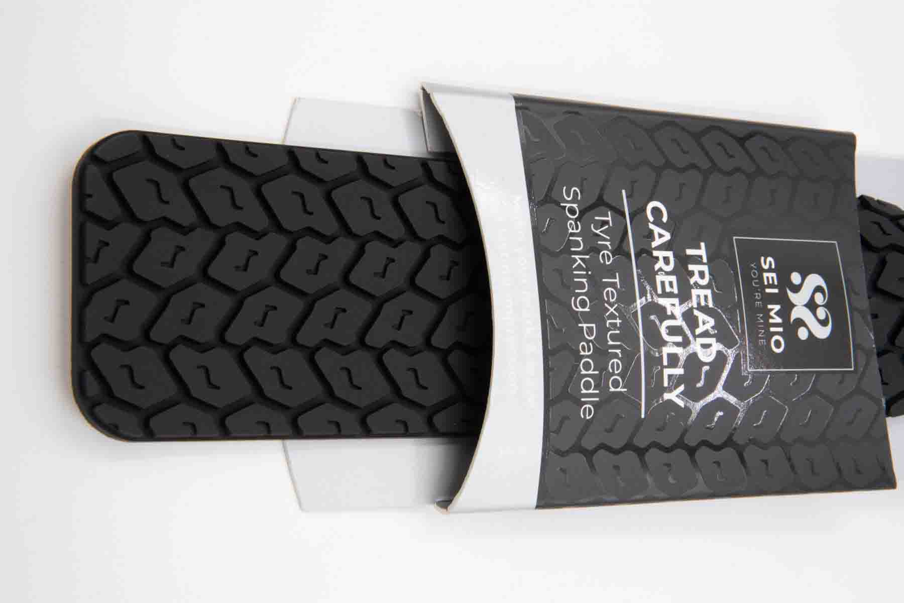 A close up of the treads on the black Sei Mio Tyre Paddle.