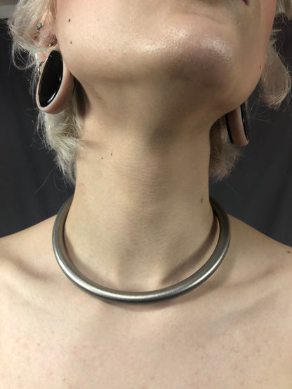 A model wearing the Talena Collar.