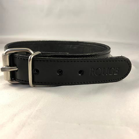 Back buckle closure of rouge leather collar.