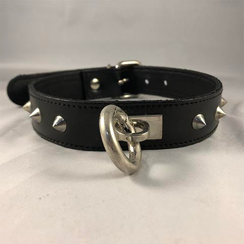 Black rouge leather collar.