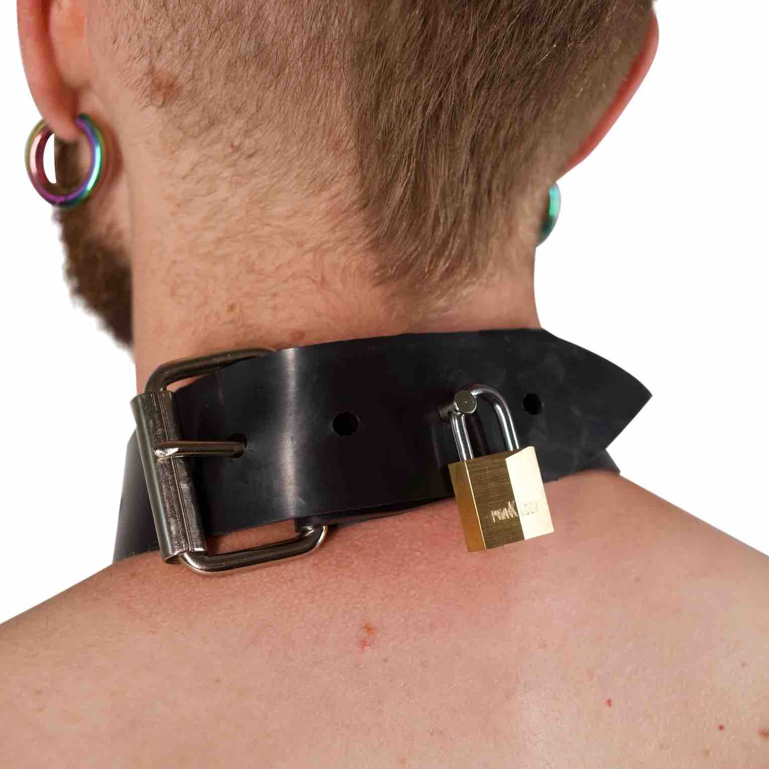 A model showing the back of the Rubber Choker Collar.