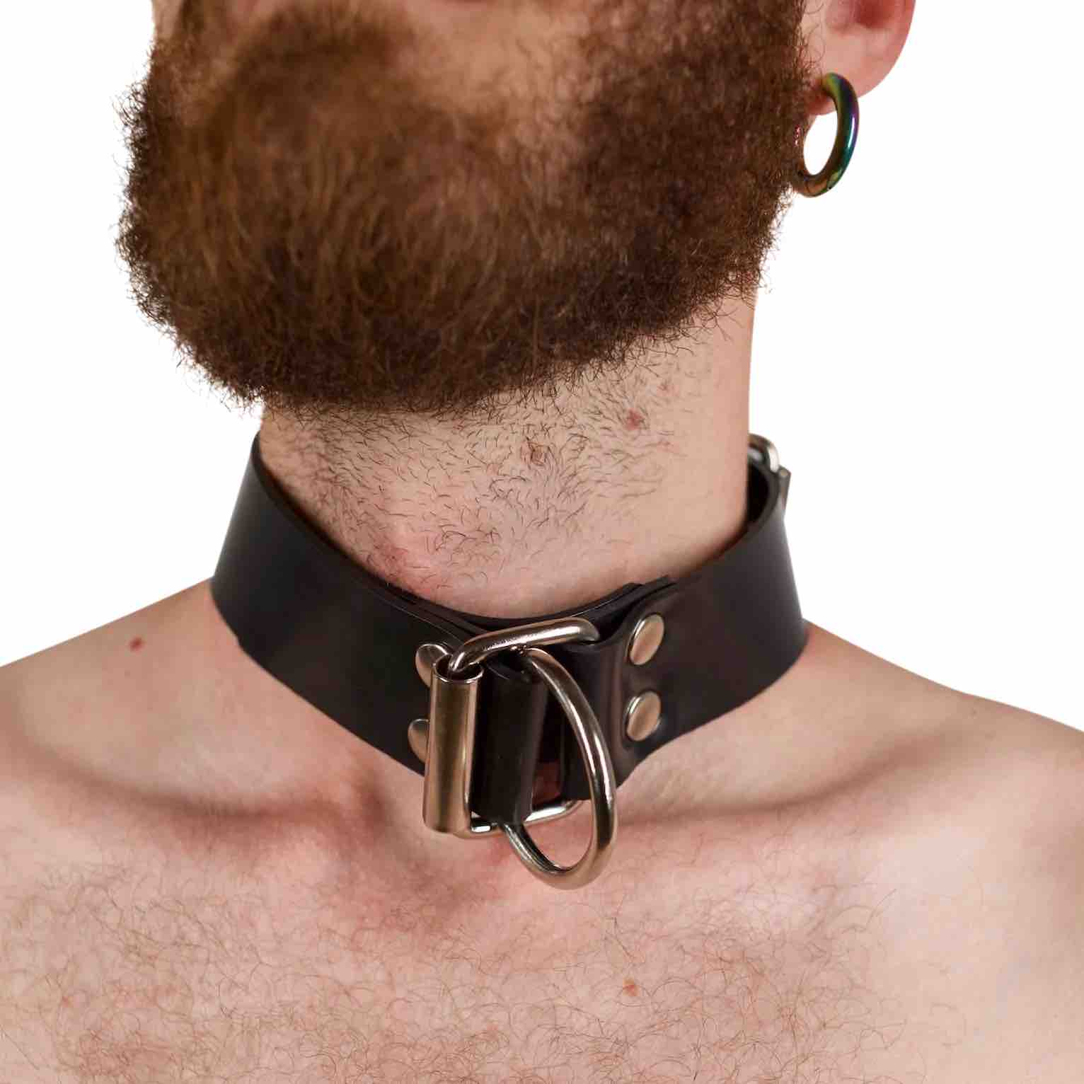 A masculine model wearing the Rubber Choker Collar loosely around the neck.