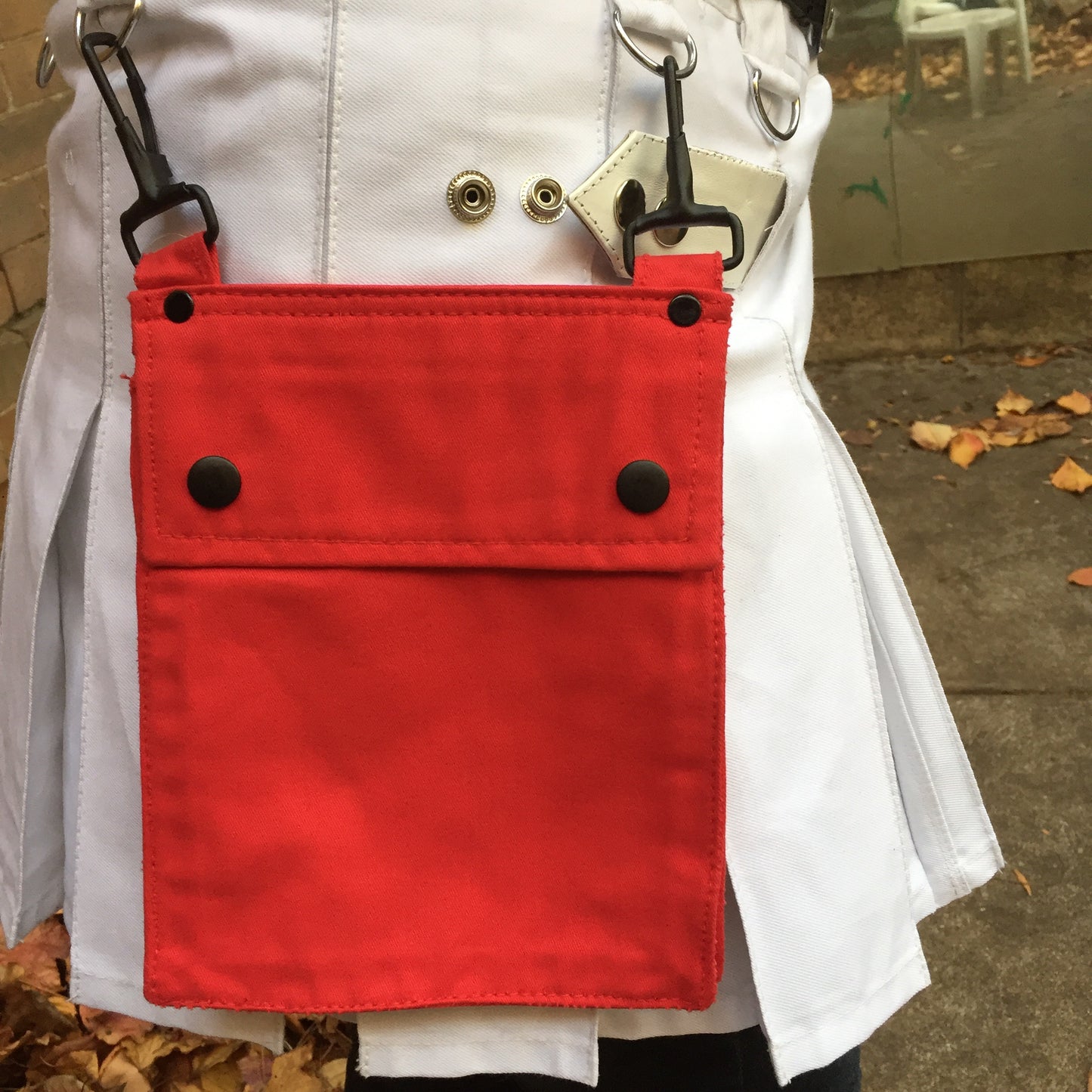 A model wearing the red Detachable Pocket for Heritage Kilt hooked to their kilt D-rings.