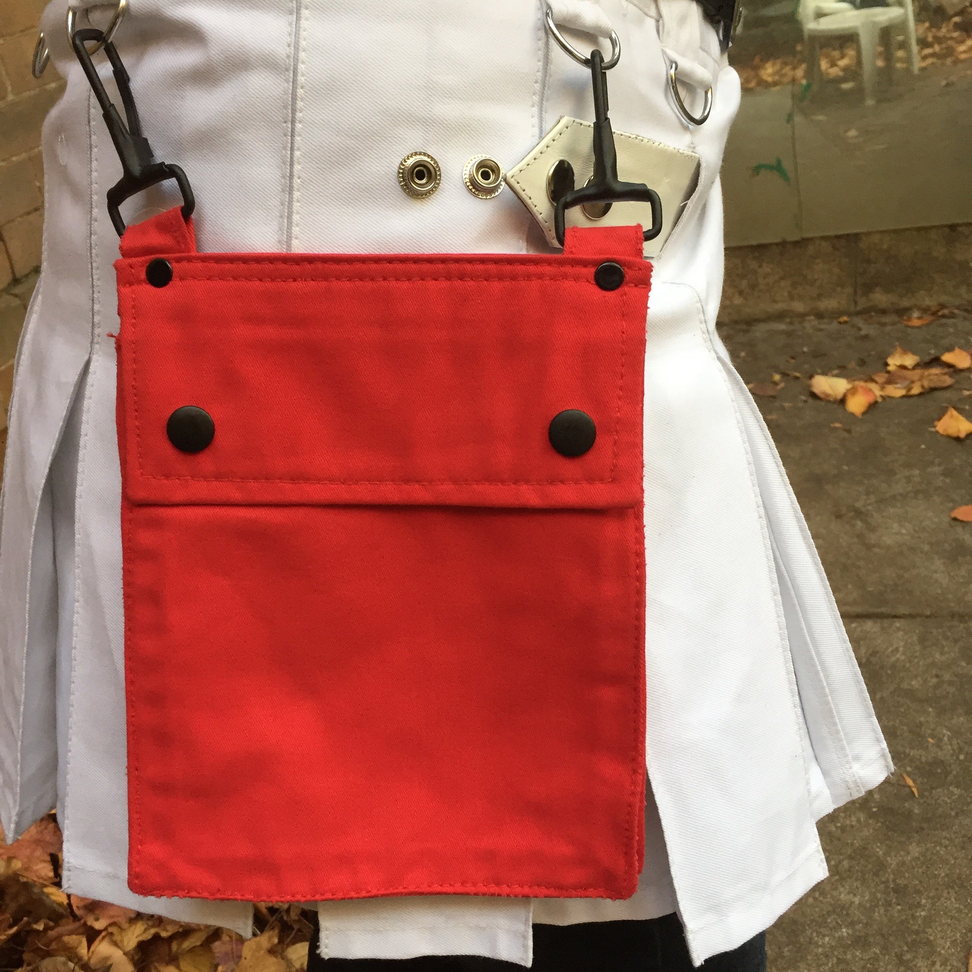 A model wearing the red Detachable Pocket for Heritage Kilt hooked to their kilt D-rings.