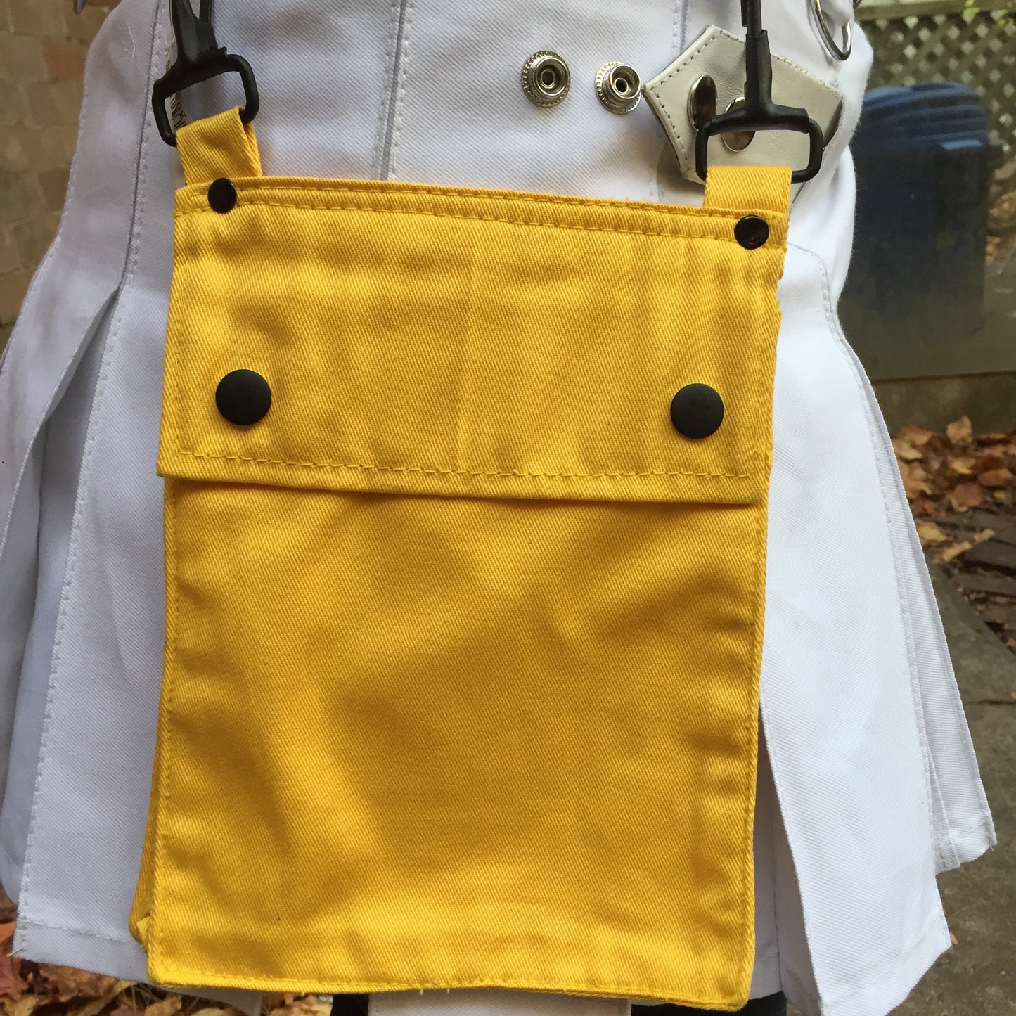A model wearing the yellow Detachable Pocket for Heritage Kilt hooked to their kilt D-rings.